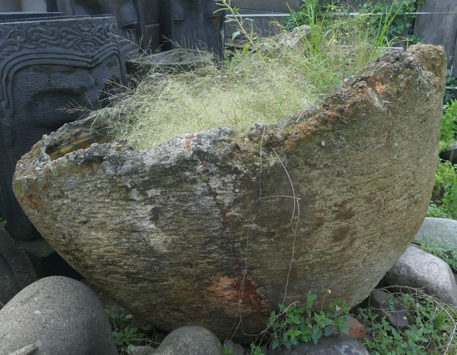  Product image 2 of the product “The Iceland Pot is made of limestone, it comes from coast of Indonesia. It is about 140cm height and 51cm depth. ”